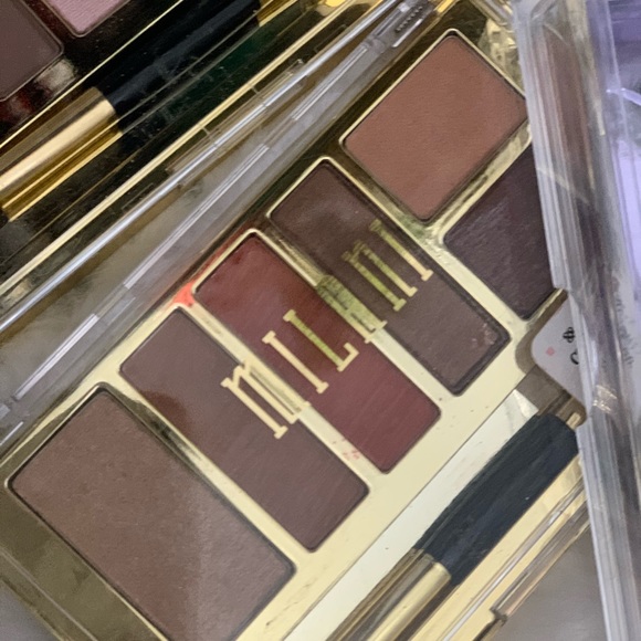 Eyeshadow, eyelashes and lipstick - Picture 4 of 10